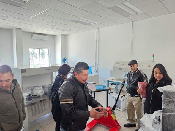 Equipo y personal en el laboratorio de semiconductores del TecNM Nogales